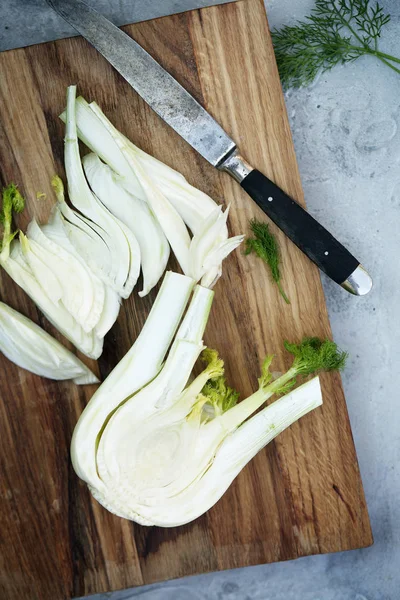 Snij Venkel Een Houten Bord Bovenaanzicht — Stockfoto