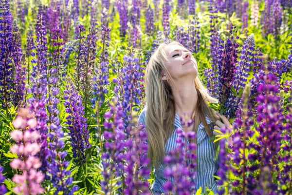 En flicka är åtnjuter blommor — Stockfoto