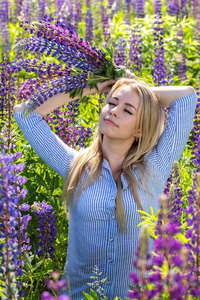 Kvinnan tycker om blommor — Stockfoto