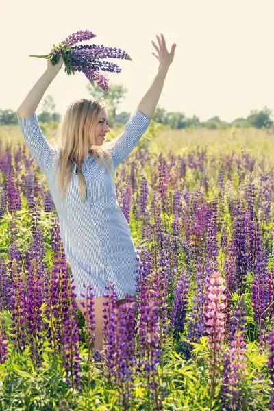 Kız bir buket çiçek ile dans ediyor — Stok fotoğraf