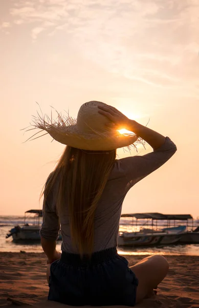 La chica del sombrero —  Fotos de Stock