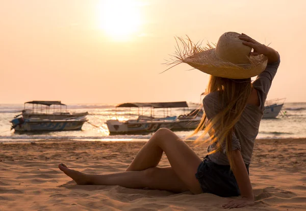 Chica en un sombrero de paja —  Fotos de Stock