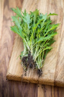 marul masanın üstüne hardal