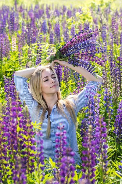 Porträtt av en vacker flicka på ett fält — Stockfoto