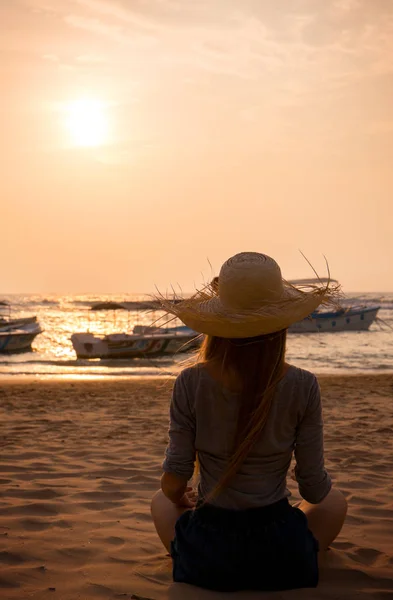 Mujer joven mirando el atardecer —  Fotos de Stock