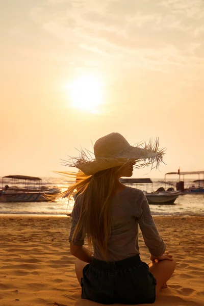 A menina na praia — Fotografia de Stock