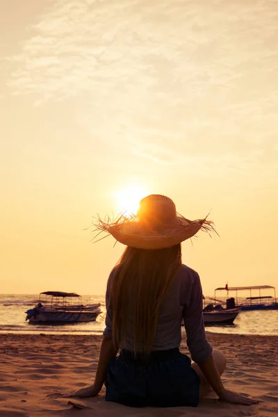 Mujer mirando el atardecer —  Fotos de Stock