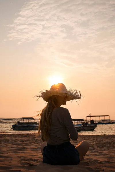 Kvinna på stranden — Stockfoto