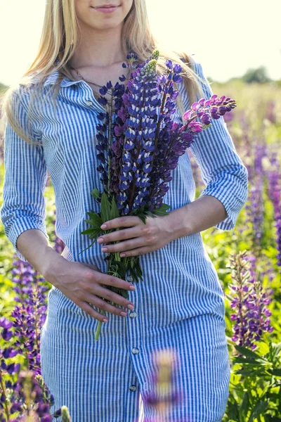 En bukett i händerna på en tjej, närbild — Stockfoto