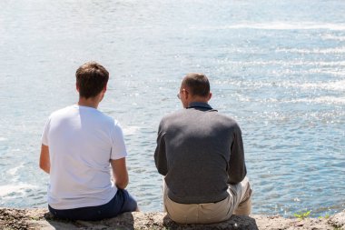 Nehrin üzerinde konuşan arkadaşlar