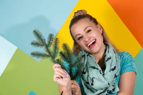 Mujer alegre con ramas de abeto — Foto de Stock