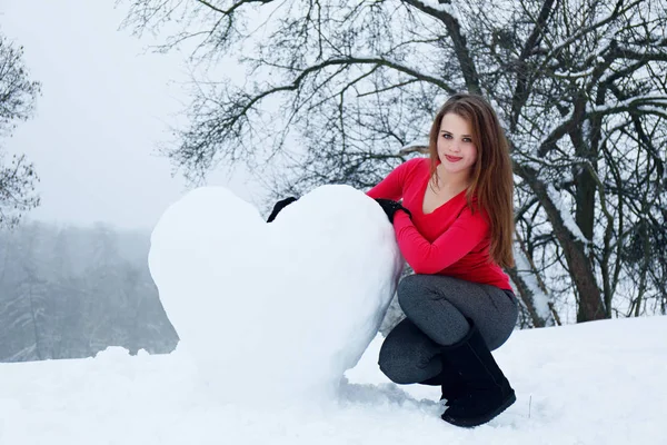 Mujer con un corazón cubierto de nieve — Foto de Stock