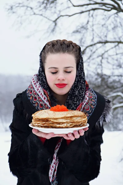 Mujer con un plato de panqueques y caviar rojo —  Fotos de Stock