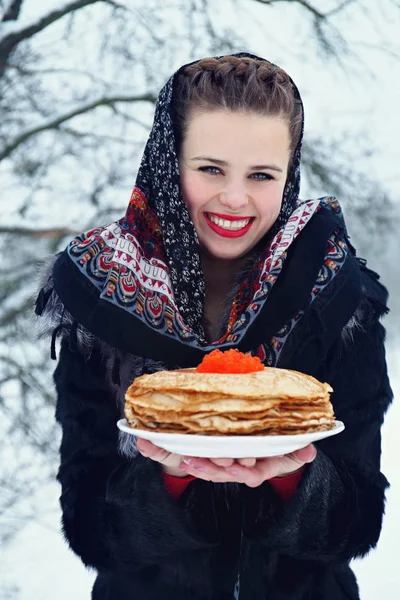 팬케이크 한 접시와 함께 여자 — 스톡 사진