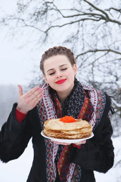 Mujer con un plato de panqueques y caviar —  Fotos de Stock