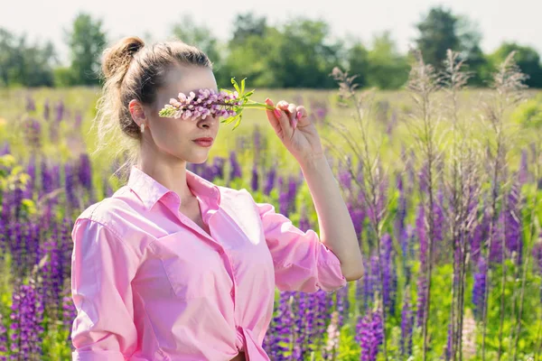 女性に花を彼女の目が覆われています。 — ストック写真