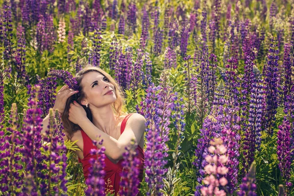 Retrato de uma garota encantadora em um campo — Fotografia de Stock