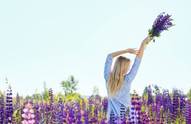 buket sahada kadınla