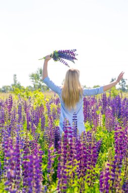 Kız bir buket ile sahada dans ediyor