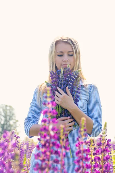 Flickan med en bukett blommor — Stockfoto
