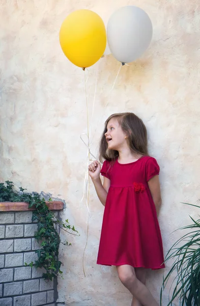 Balonlu güzel kız — Stok fotoğraf