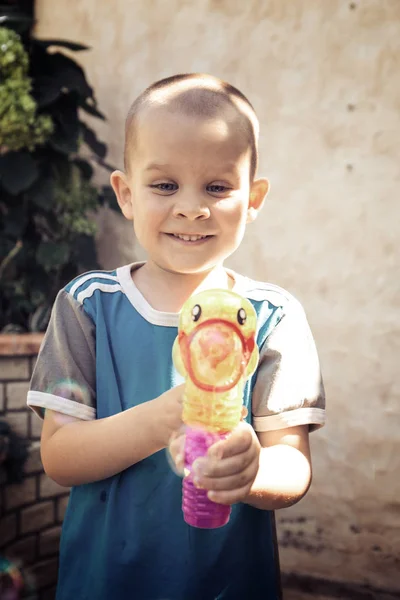 Menino fazendo bolhas de sabão — Fotografia de Stock