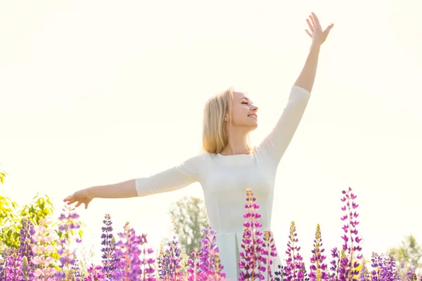 Lupines ile sahada dans mutlu kız — Stok fotoğraf