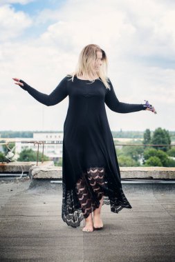 bir binanın çatı dans kadın