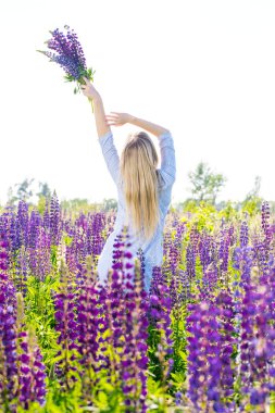 Kız sahada dans ediyor