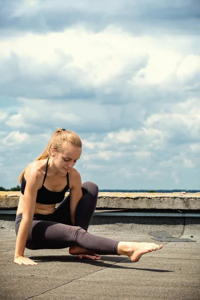 Chica joven haciendo yoga — Foto de Stock