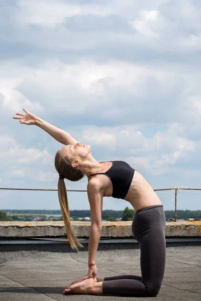 Niña haciendo yoga, Camellos Pose — Foto de Stock