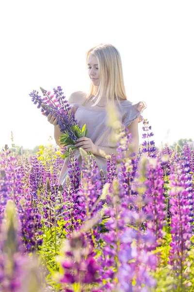 女性は花束を収集します。 — ストック写真