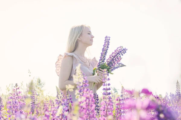 Flicka på fältet har vacker natur — Stockfoto