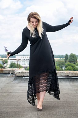 Çatıda dans kadın