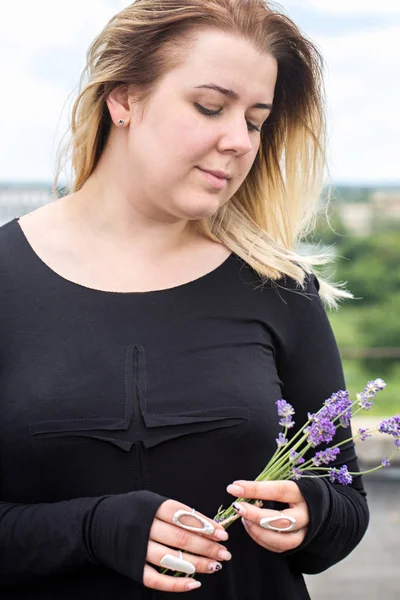Žena držící kytice levandule, detail — Stock fotografie