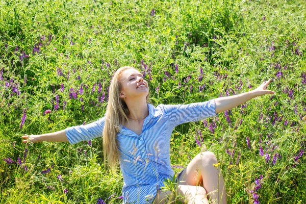 Mujer feliz descansando en un prado floreciente —  Fotos de Stock