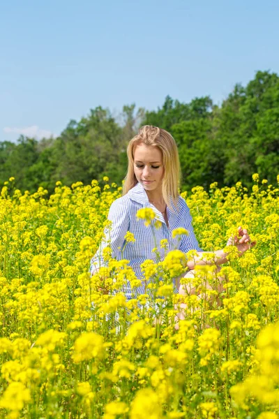 Mulher em flores amarelas — Fotografia de Stock