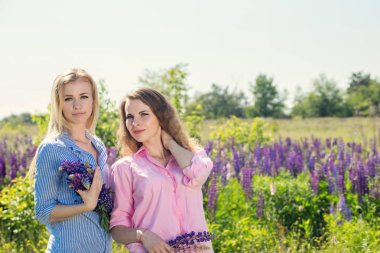 Lupines iki kızla