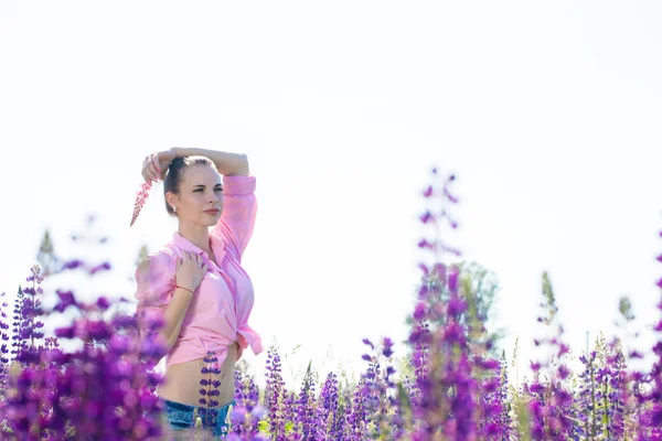 Belle femme dans un champ de fleurs — Photo