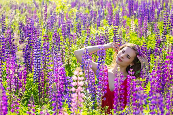 Lupines güzel bir kız portresi — Stok fotoğraf