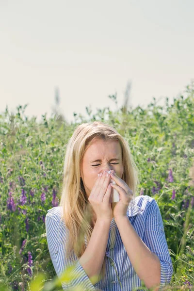 Mulher Loira Sofrendo Alergias Sazonais Prado — Fotografia de Stock
