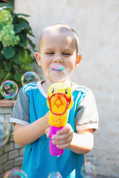 Menino fazendo bolhas de sabão — Fotografia de Stock