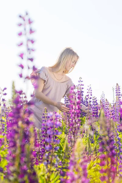kadın lupines buket toplar