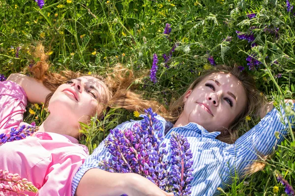 Kızlar bir çayırda yalan söyler.