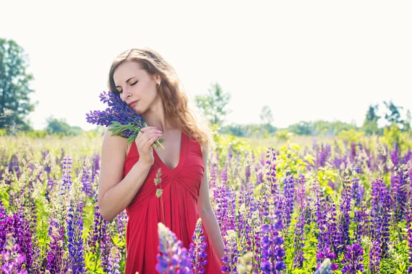 Portrait of a beautiful woman in a field — Stock Photo, Image
