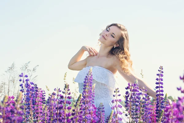 Bir alandaki ihale kadın — Stok fotoğraf