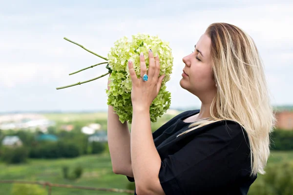 若い女性が花束をスニッフィング — ストック写真