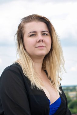 düşünceli bir kadın portresi