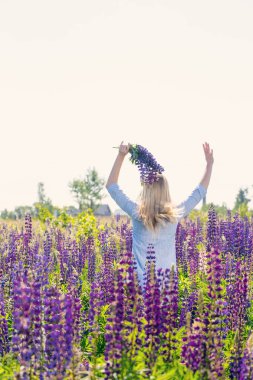 Güzel sarışın kız tarlada çalışan