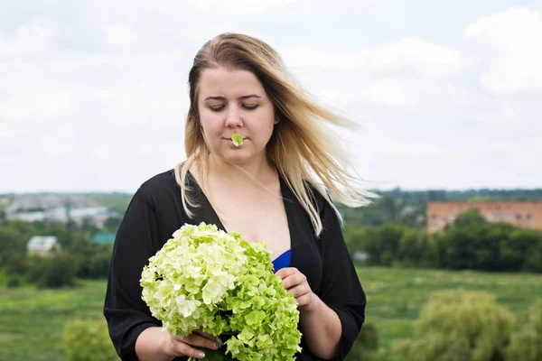 Kobieta z bukiet hortensji — Zdjęcie stockowe